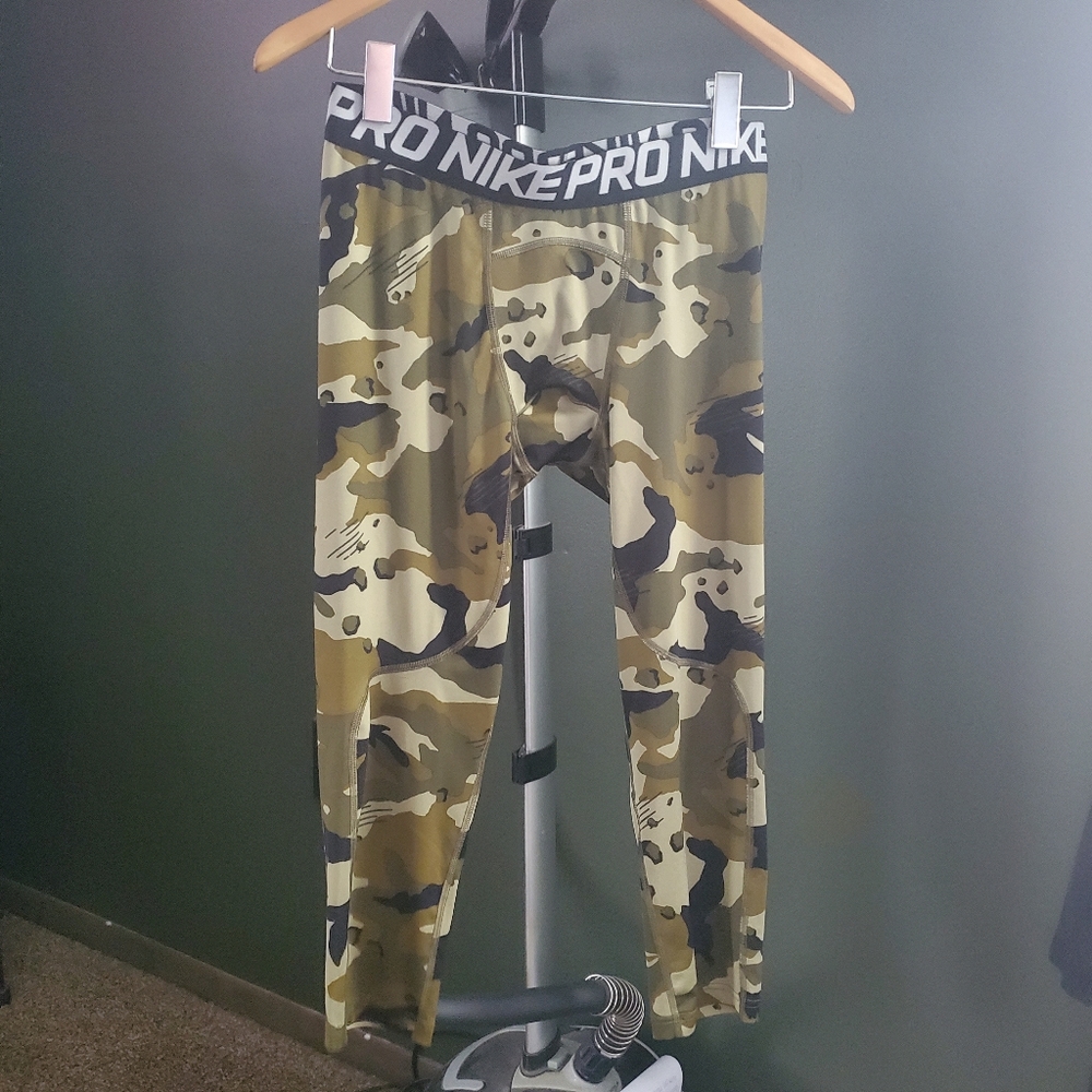 Nike Men's Camo Compression to Mid-Calf